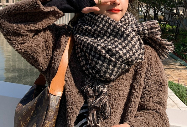 Novi model zimskog kariranog šala sa resama u više boja