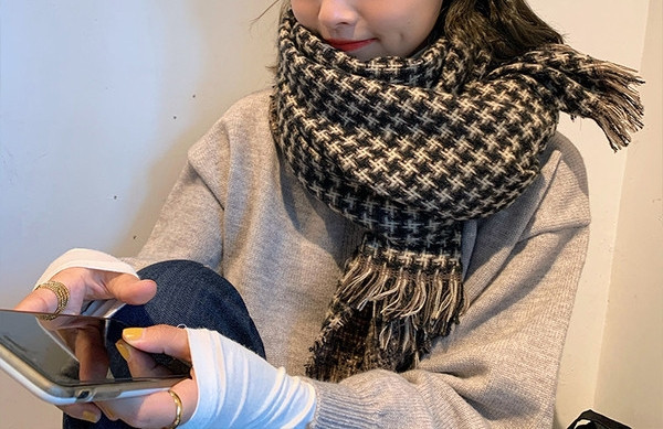 Novi model zimskog kariranog šala sa resama u više boja