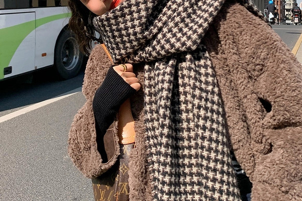 Novi model zimskog kariranog šala sa resama u više boja