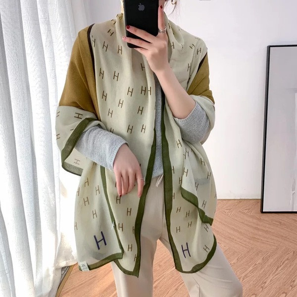 Dugi ženski šareni svileni šal