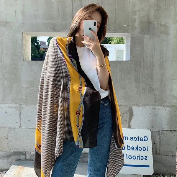 Dugi ženski šareni svileni šal