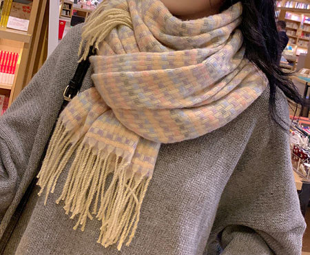 Ležerni ženski šal u retro stilu sa amblemom