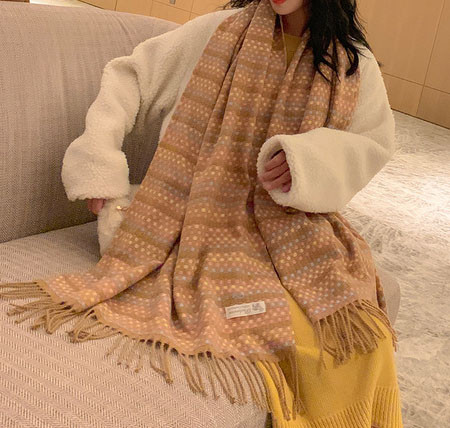 Ležerni ženski šal u retro stilu sa amblemom