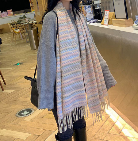 Ležerni ženski šal u retro stilu sa amblemom