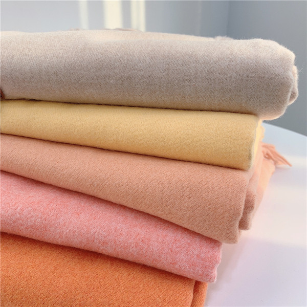 Ženski ležerni šal s resama pogodan za zimu