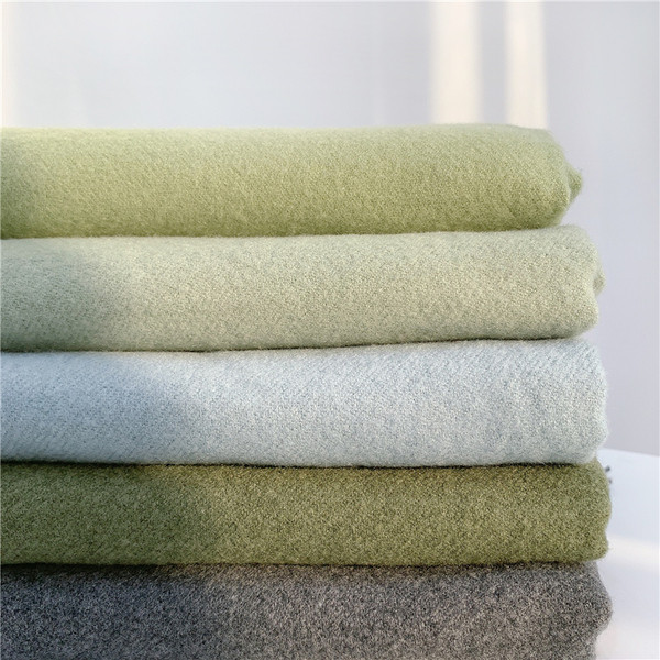 Ženski ležerni šal s resama pogodan za zimu