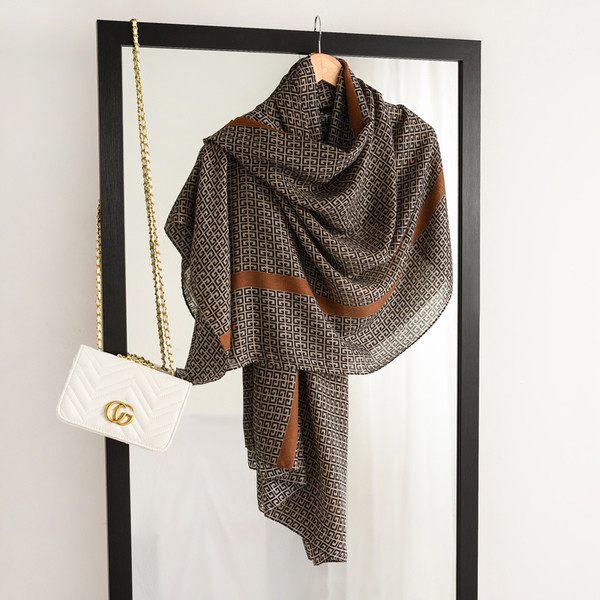 Aktualan ženski šal pravokutnog oblika s različitim uzorcima