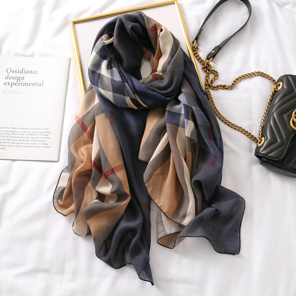 Aktualan ženski šal pravokutnog oblika s različitim uzorcima