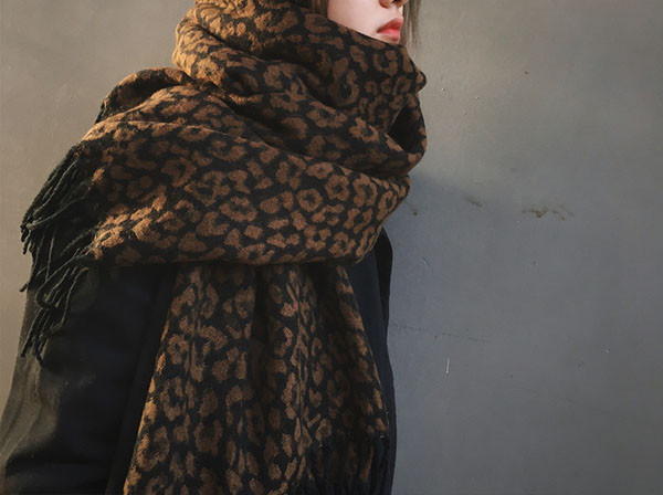 Eșarfă de damă modernă cu franjuri și imprimeu leopard