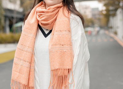 Aktualan ženski zimski šal sa resama