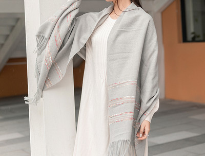 Aktualan ženski zimski šal sa resama