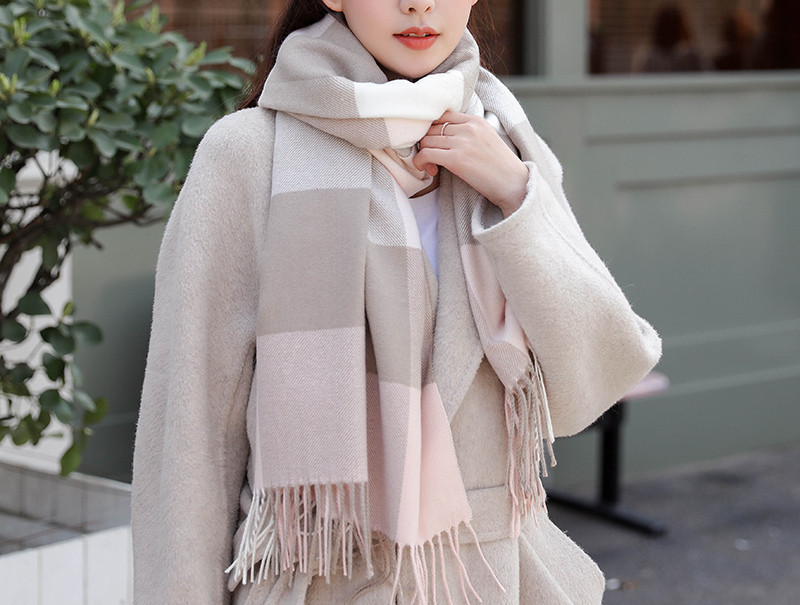 Ženski moderan zimski šal s resama