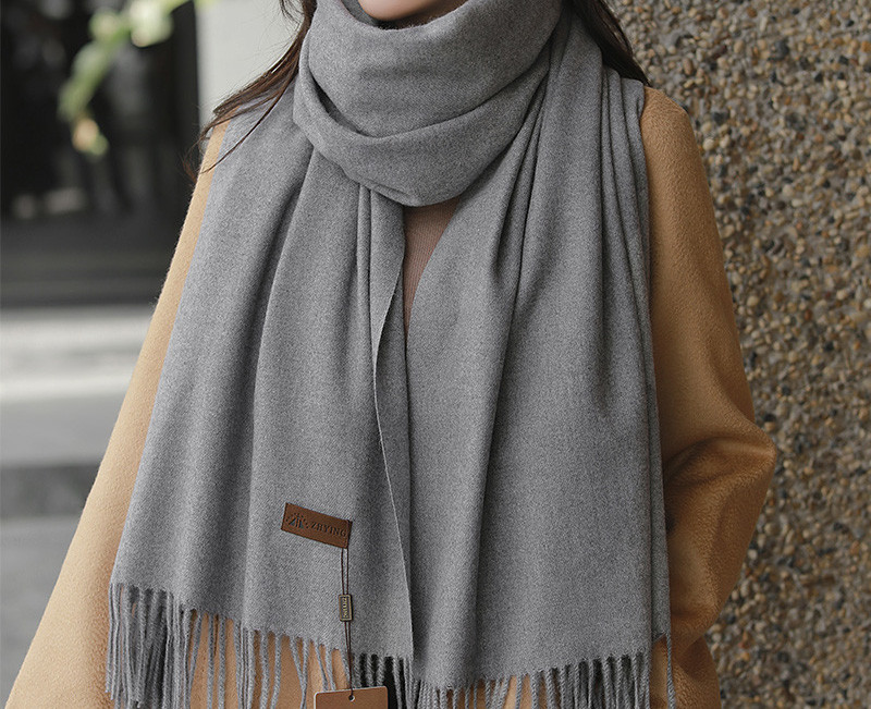 Ženski moderan zimski šal s resama