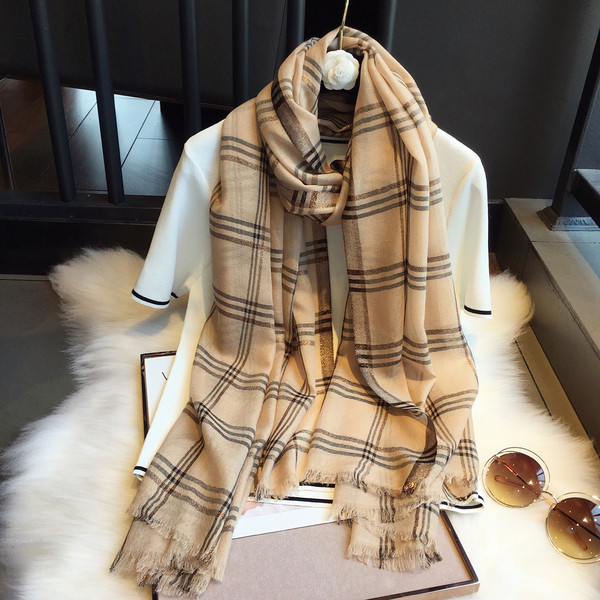 Ležerna ženska marama sa sjajnim efektom u bež i sivoj boji