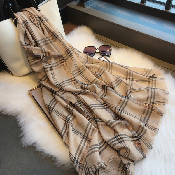 Ležerna ženska marama sa sjajnim efektom u bež i sivoj boji