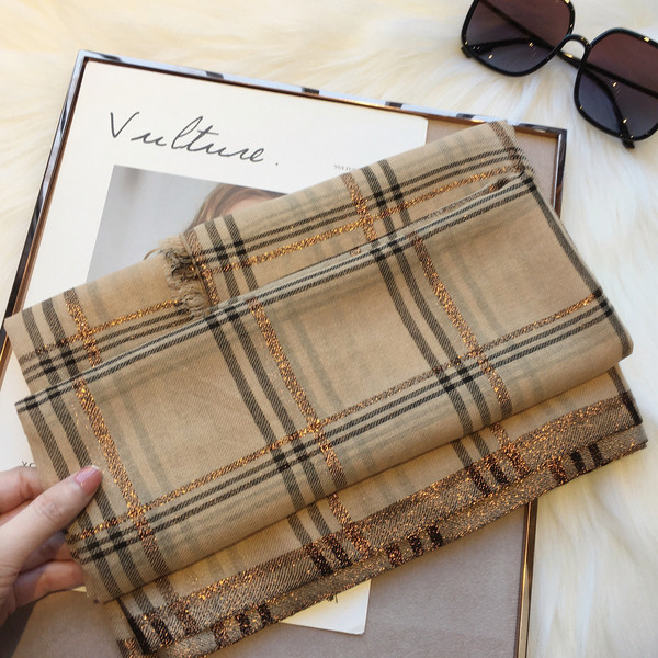 Ležerna ženska marama sa sjajnim efektom u bež i sivoj boji