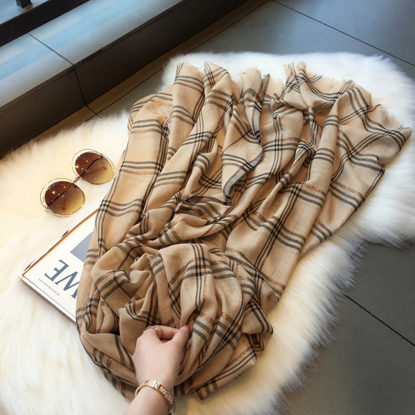 Ležerna ženska marama sa sjajnim efektom u bež i sivoj boji