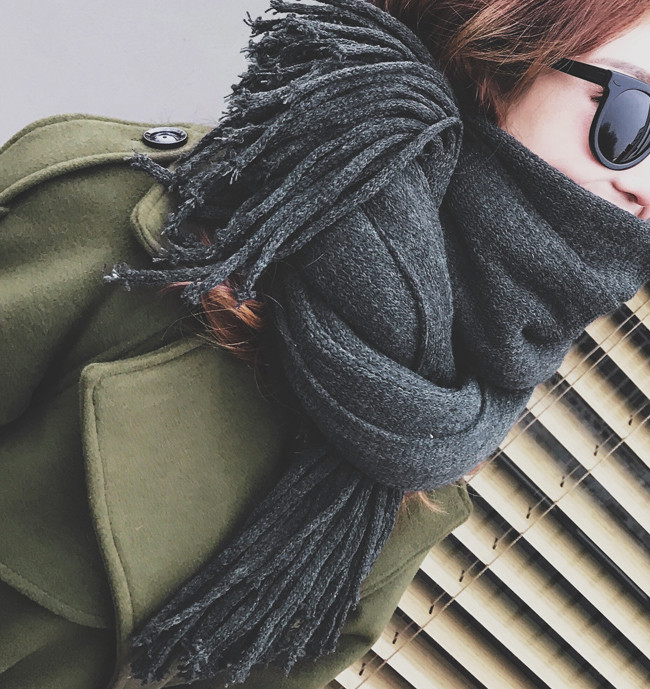 Ženski vuneni šal s resama