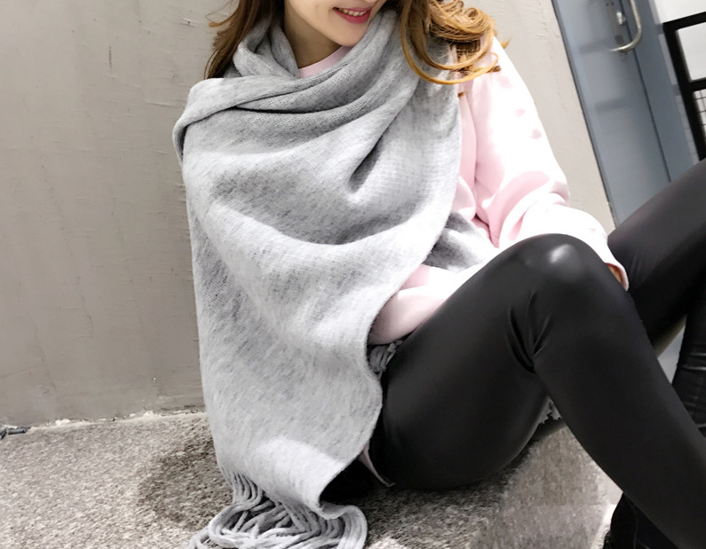 Ženski vuneni šal s resama