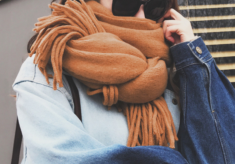 Ženski vuneni šal s resama