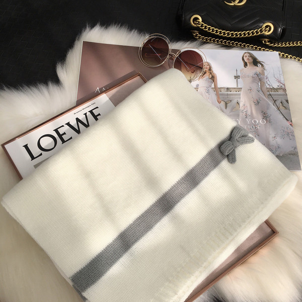 Ležerni zimski ženski pleteni šal s trakama u bijeloj boji