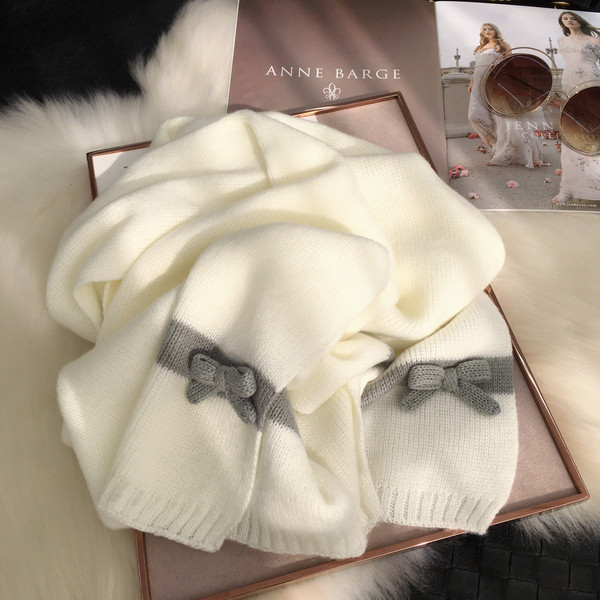 Ležerni zimski ženski pleteni šal s trakama u bijeloj boji