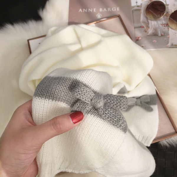 Ležerni zimski ženski pleteni šal s trakama u bijeloj boji