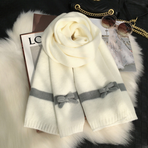 Ležerni zimski ženski pleteni šal s trakama u bijeloj boji