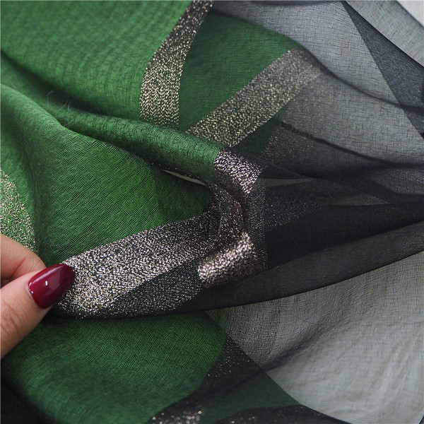 Moderan ženski šal za proljeće i jesen