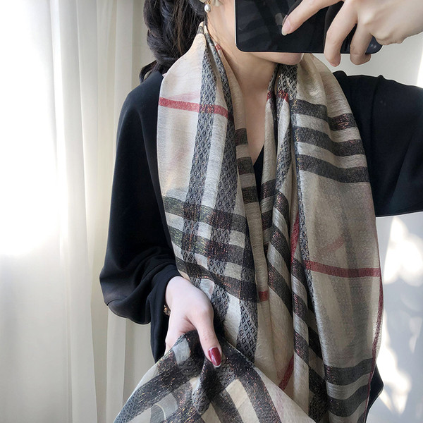 Tanki svileni ženski šal u više boja pogodan za jesen i ljeto