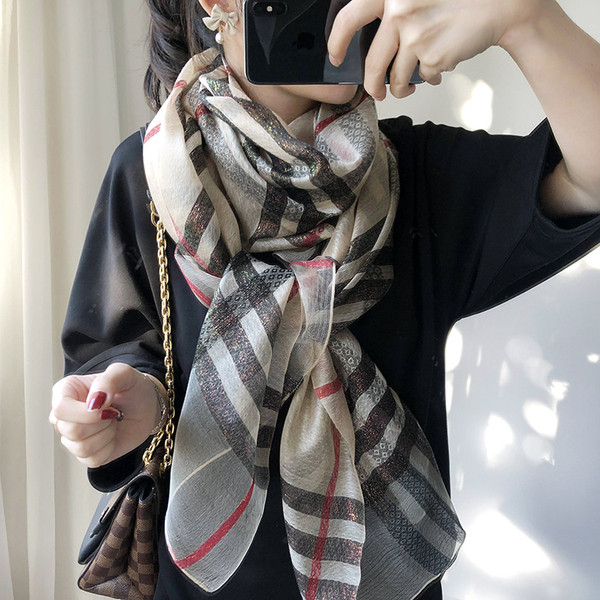 Tanki svileni ženski šal u više boja pogodan za jesen i ljeto