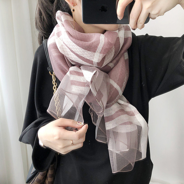 Tanki svileni ženski šal u više boja pogodan za jesen i ljeto