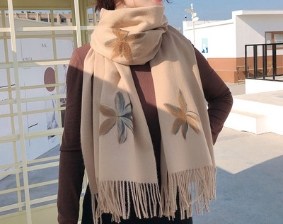 Μοντέρνο  γυναικείο κασκόλ με μοτίβα λουλουδιών και κρόσσια