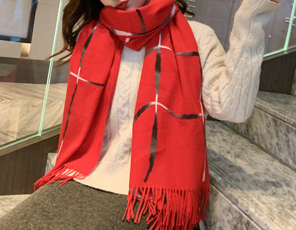 Aktuelan ženski šal sa cvjetnim motivima i resama