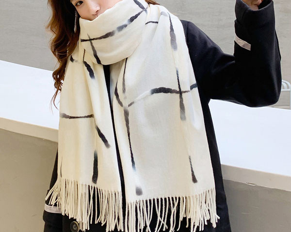 Aktuelan ženski šal sa cvjetnim motivima i resama