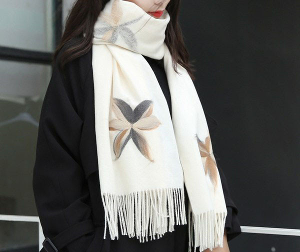 Aktuelan ženski šal sa cvjetnim motivima i resama