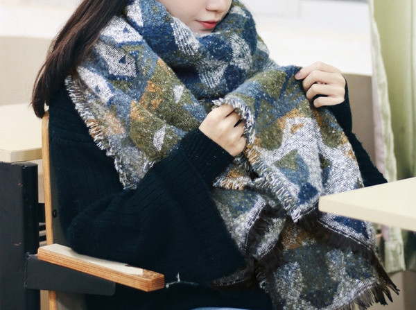 Ženski zimski šal u dvije boje sa šarenim uzorkom