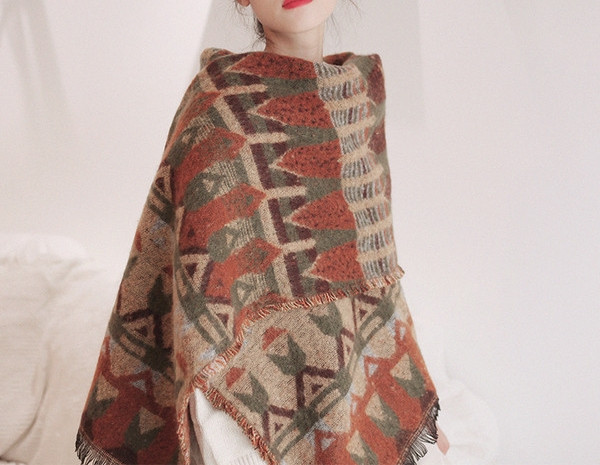 Ženski zimski šal u dvije boje sa šarenim uzorkom