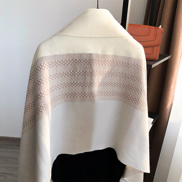 Svakodnevni ženski šal s perom