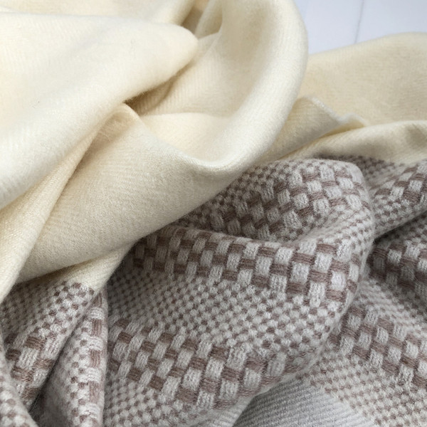 Svakodnevni ženski šal s perom