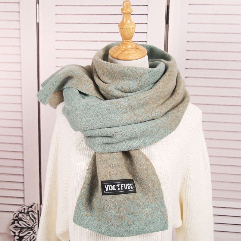 Ženski vuneni šal u preljevnim bojama s amblemom