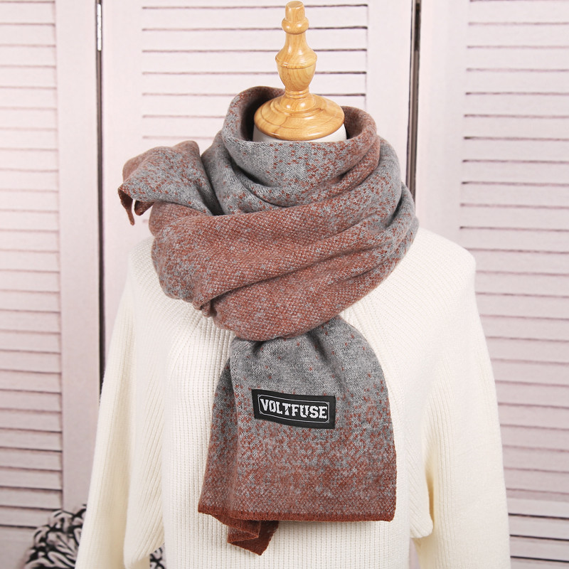 Ženski vuneni šal u preljevnim bojama s amblemom