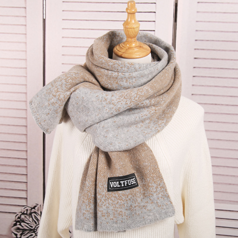 Ženski vuneni šal u preljevnim bojama s amblemom