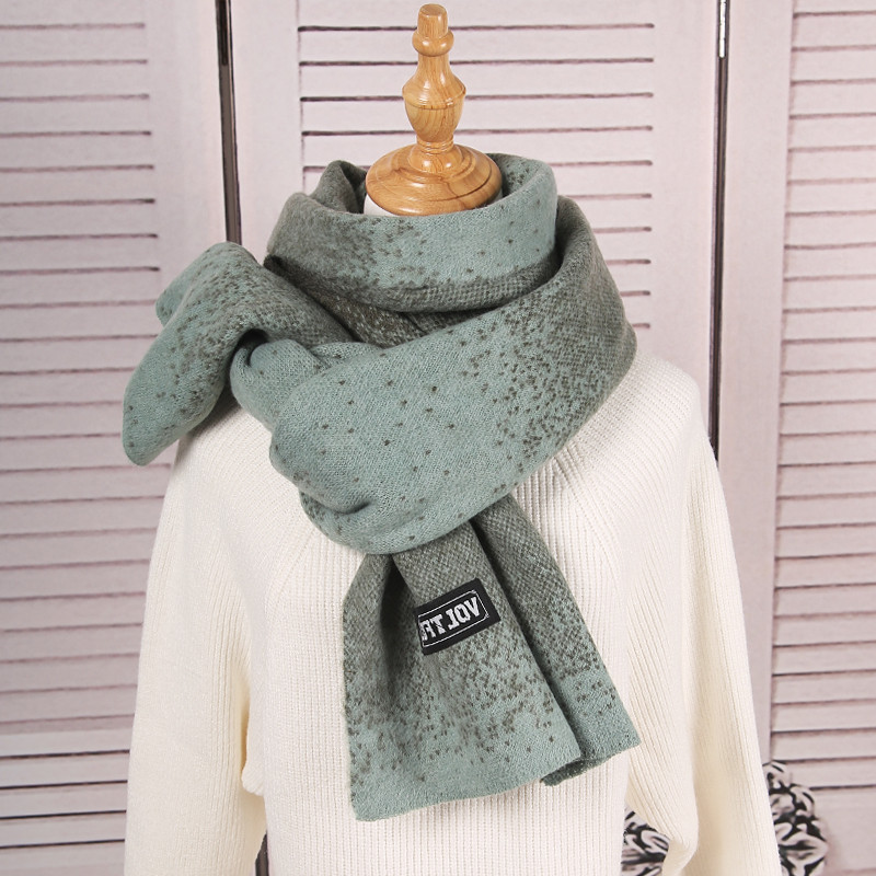 Ženski vuneni šal u preljevnim bojama s amblemom