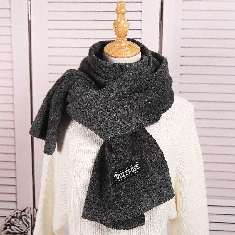 Ženski vuneni šal u preljevnim bojama s amblemom