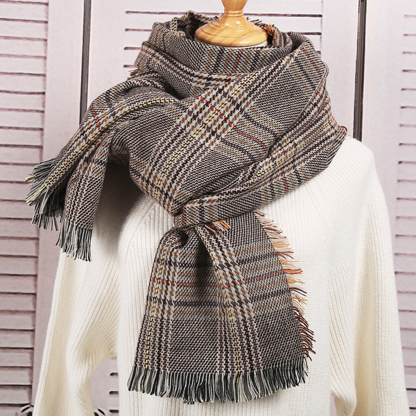 Ženski karirani vuneni šal s resama