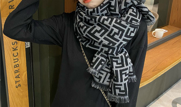 Novi model ženske marame u boji sa resama