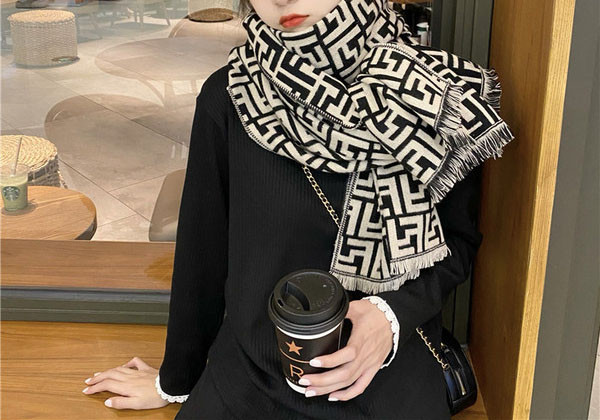 Novi model ženske marame u boji sa resama