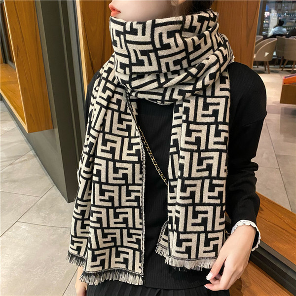 Novi model ženske marame u boji sa resama