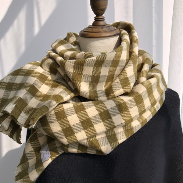 Karirani ženski šal s amblemom